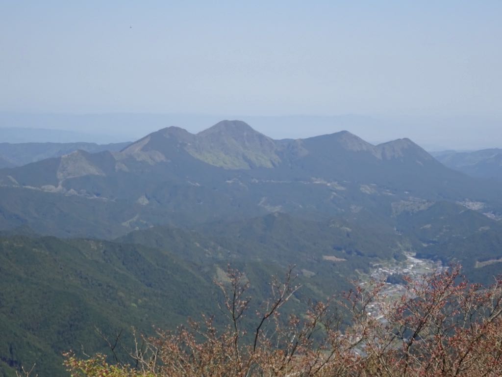 左から二本ボソ、倶留尊山