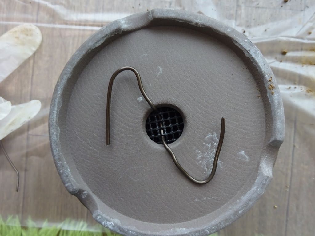 ネットを針金で固定