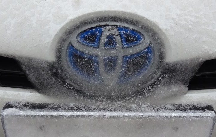 雪まみれのトヨタエンブレム