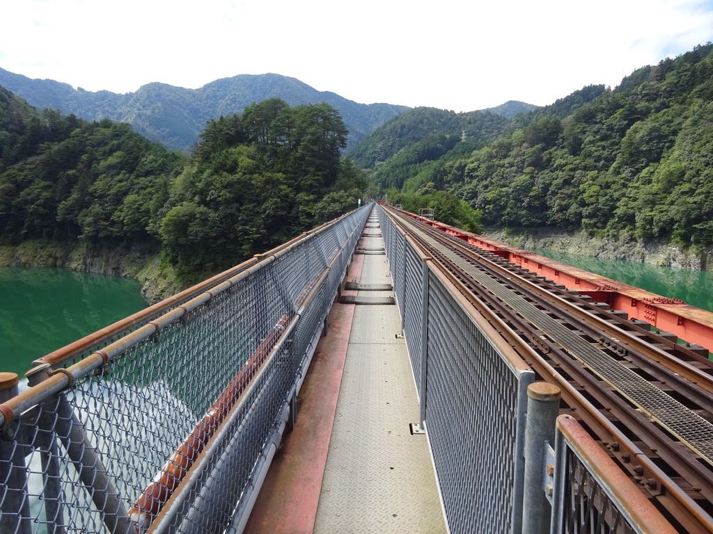 鉄橋を渡り駅へ