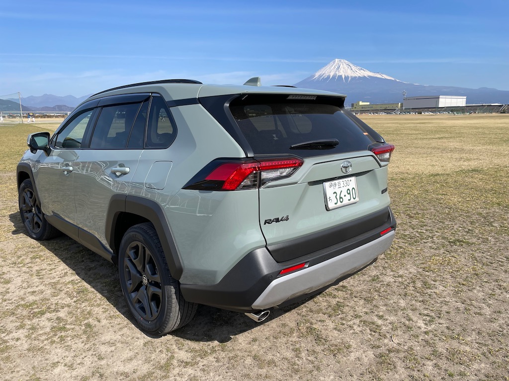RAV4 Adventure リアサイドビュー&富士山