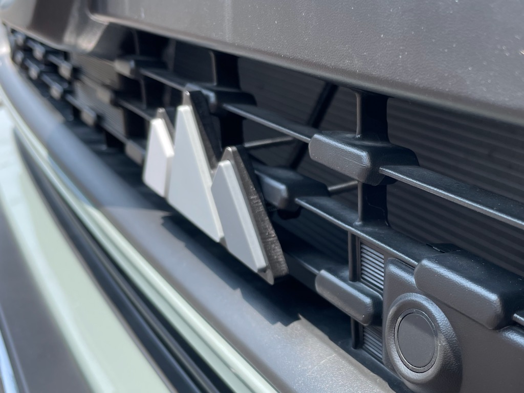 こうやって斜めから見ると前のめりになっているのが良く分る