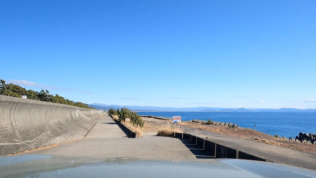 防潮堤でスタンバイ