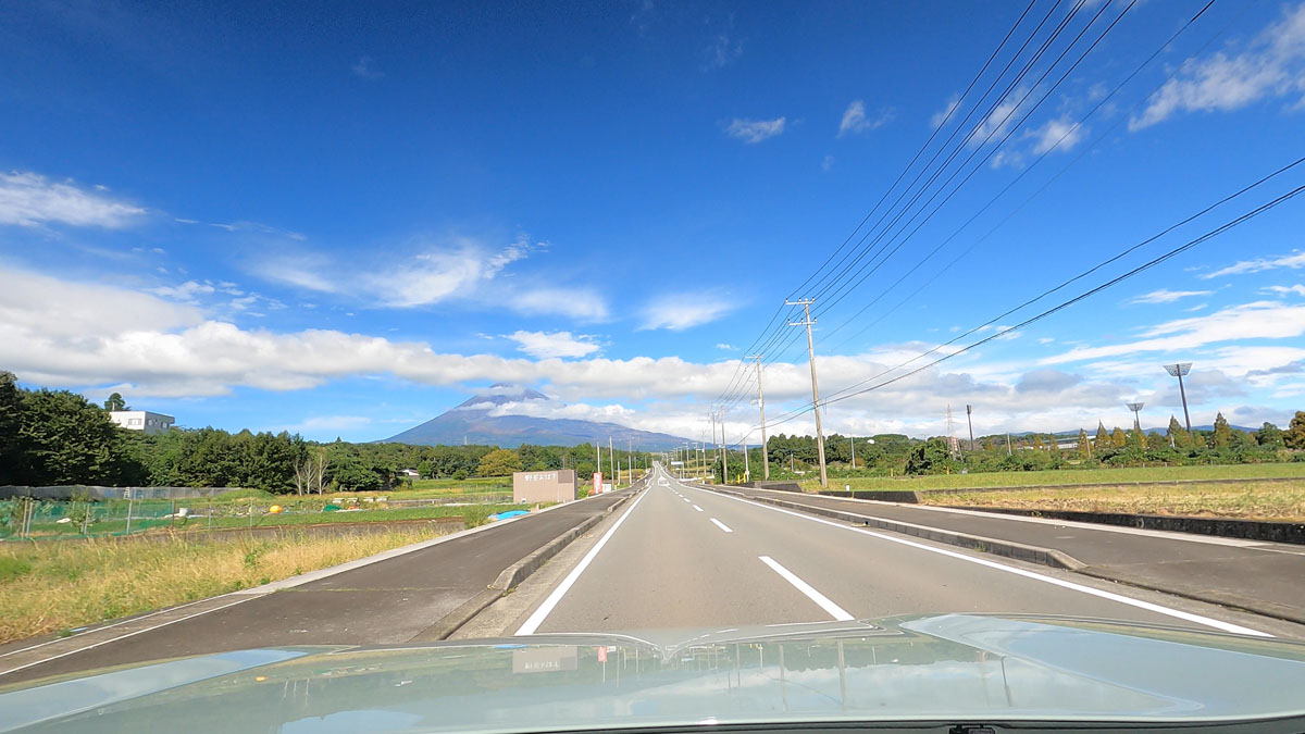 真っ直ぐ延びる道路の左先に富士山