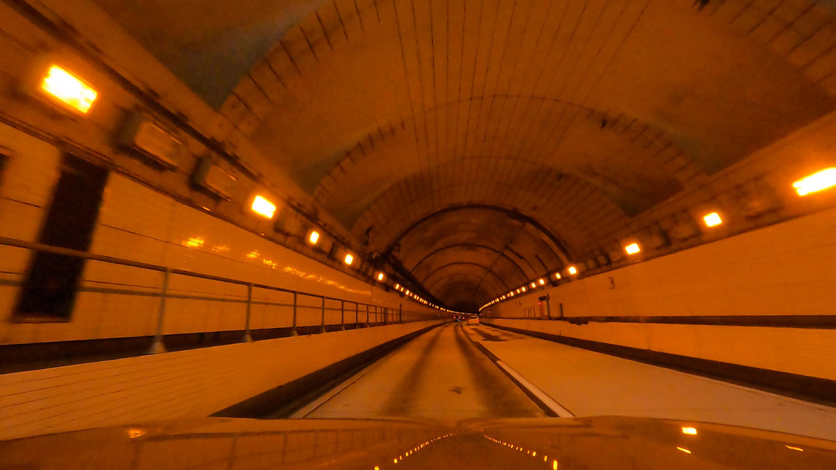 ナトリウム灯の濃いオレンジ色