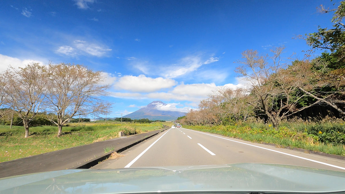 富士山に向かって一直線に延びる富士山すそのパノラマロード