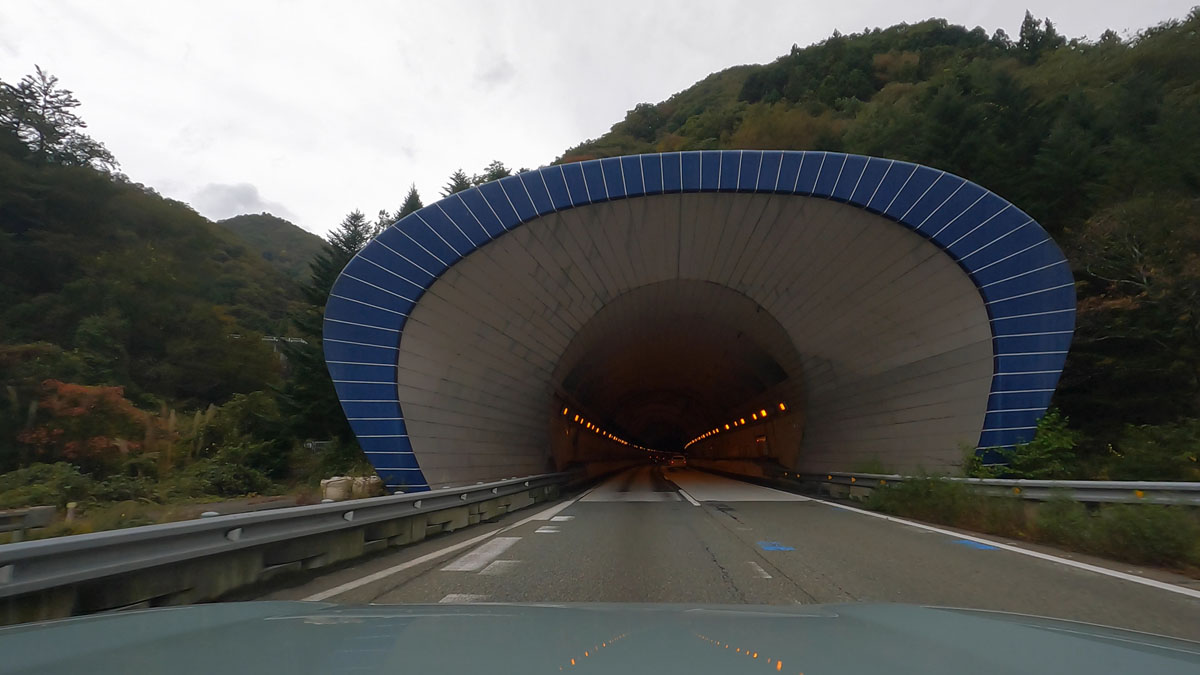 ユニークで美しい関越トンネル入口