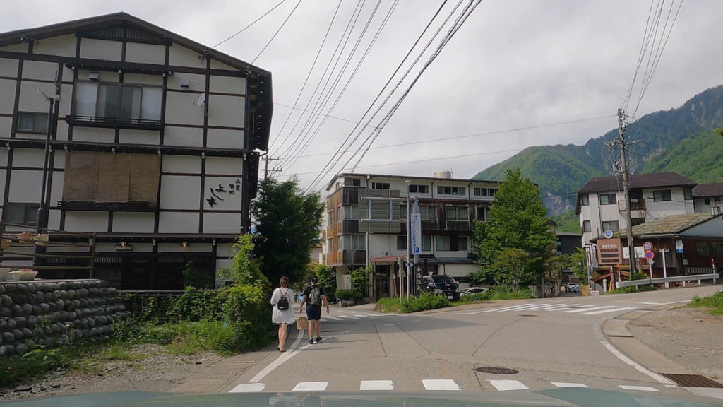 平湯温泉街入口からスタート