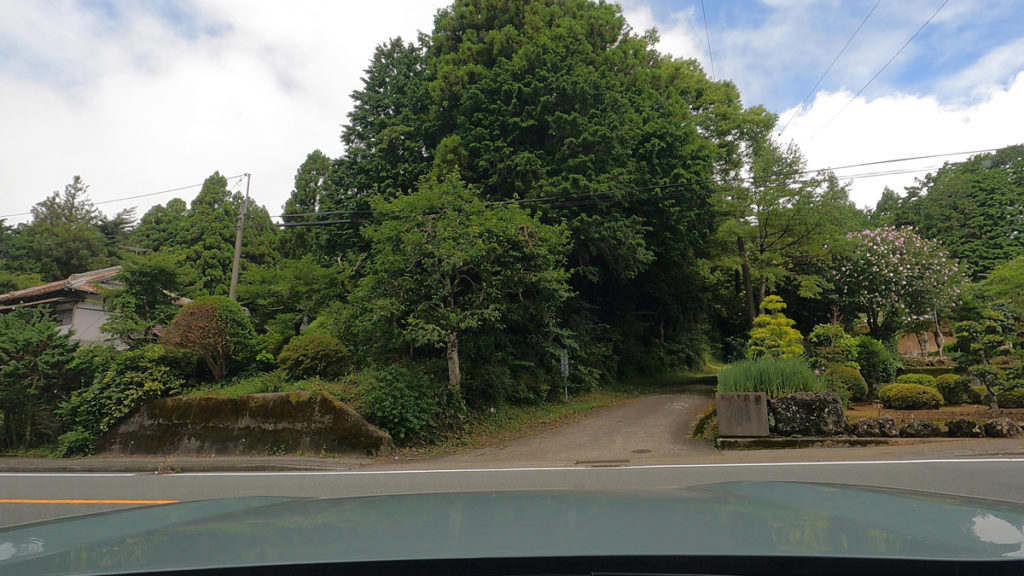 国道469号線（富士裾野線）を横切り林道板小屋線に入る