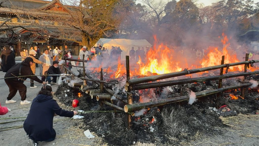 竹竿に差した餅や団子を焼き始める
